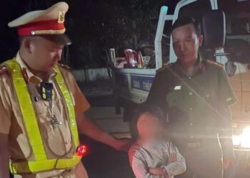 Nửa đêm CSGT dùng xe đặc chủng đưa bé gái 9 tuổi đi lạc 40km về với gia đình