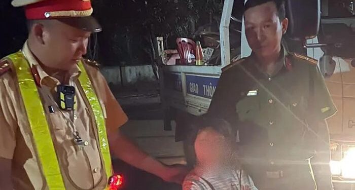 Nửa đêm CSGT dùng xe đặc chủng đưa bé gái 9 tuổi đi lạc 40km về với gia đình