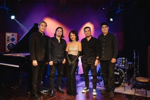 Nhạc Trịnh được dịch sang tiếng Anh