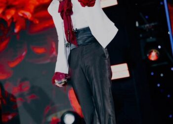 Lệch chuẩn văn hóa: Nghệ sĩ đối mặt chế tài kép