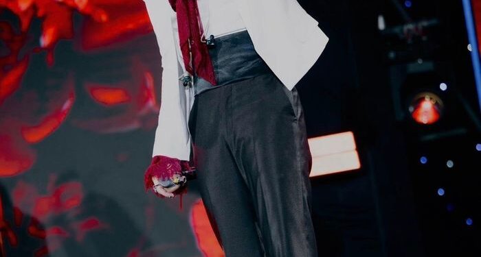 Lệch chuẩn văn hóa: Nghệ sĩ đối mặt chế tài kép