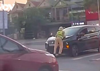 Thiếu tá CSGT bị xe ô tô đâm trực diện khi đang điều tiết giao thông tại Nghệ An