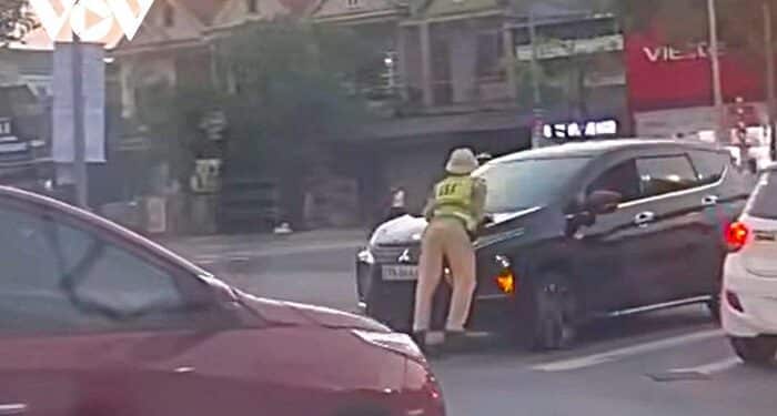 Thiếu tá CSGT bị xe ô tô đâm trực diện khi đang điều tiết giao thông tại Nghệ An