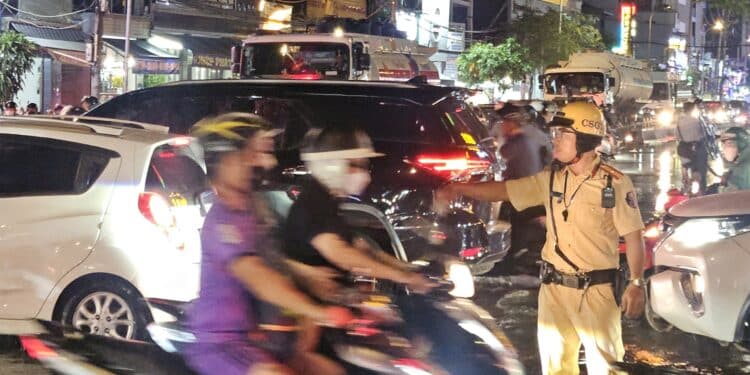 TẤM LÒNG NHIỆT HUYẾT CỦA TRẠM CSGT ĐA PHƯỚC GIỮA BIỂN NƯỚC TRIỀU CƯỜNG