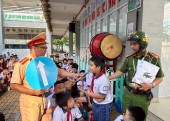 Trạm CSGT Đa Phước phối hợp công an phường Tân Mỹ (sau sáp nhập) tuyên truyền an toàn giao thông học đường tại trường tiểu học Phạm Hữu Lầu