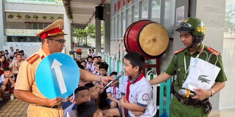 Trạm CSGT Đa Phước phối hợp công an phường Tân Mỹ (sau sáp nhập) tuyên truyền an toàn giao thông học đường tại trường tiểu học Phạm Hữu Lầu