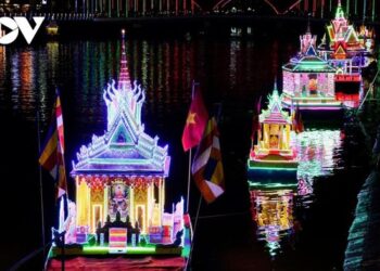 Lung linh Lôiprotip và ghe Cà Hâu tại lễ hội Oóc Om Bóc – Đua ghe Ngo