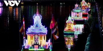 Lung linh Lôiprotip và ghe Cà Hâu tại lễ hội Oóc Om Bóc – Đua ghe Ngo