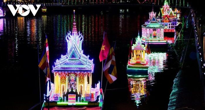 Lung linh Lôiprotip và ghe Cà Hâu tại lễ hội Oóc Om Bóc – Đua ghe Ngo