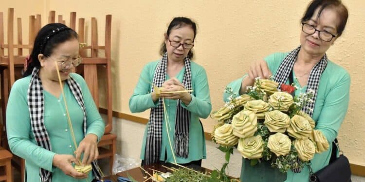 LAN TỎA TINH THẦN ĐẠI ĐOÀN KẾT TỪ HỘI THI CẮM HOA BẰNG LÁ DỪA