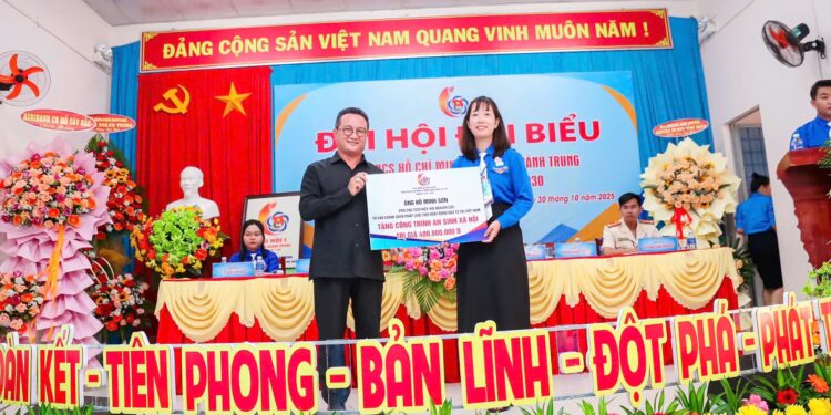 Ông Hồ Minh Sơn – UVBCH Hiệp hội VCCDA, Viện trưởng Viện IMRIC trao kinh phí từ xã hội hóa của Đoàn TNCS Hồ Chí Minh xã Hưng Khánh Trung