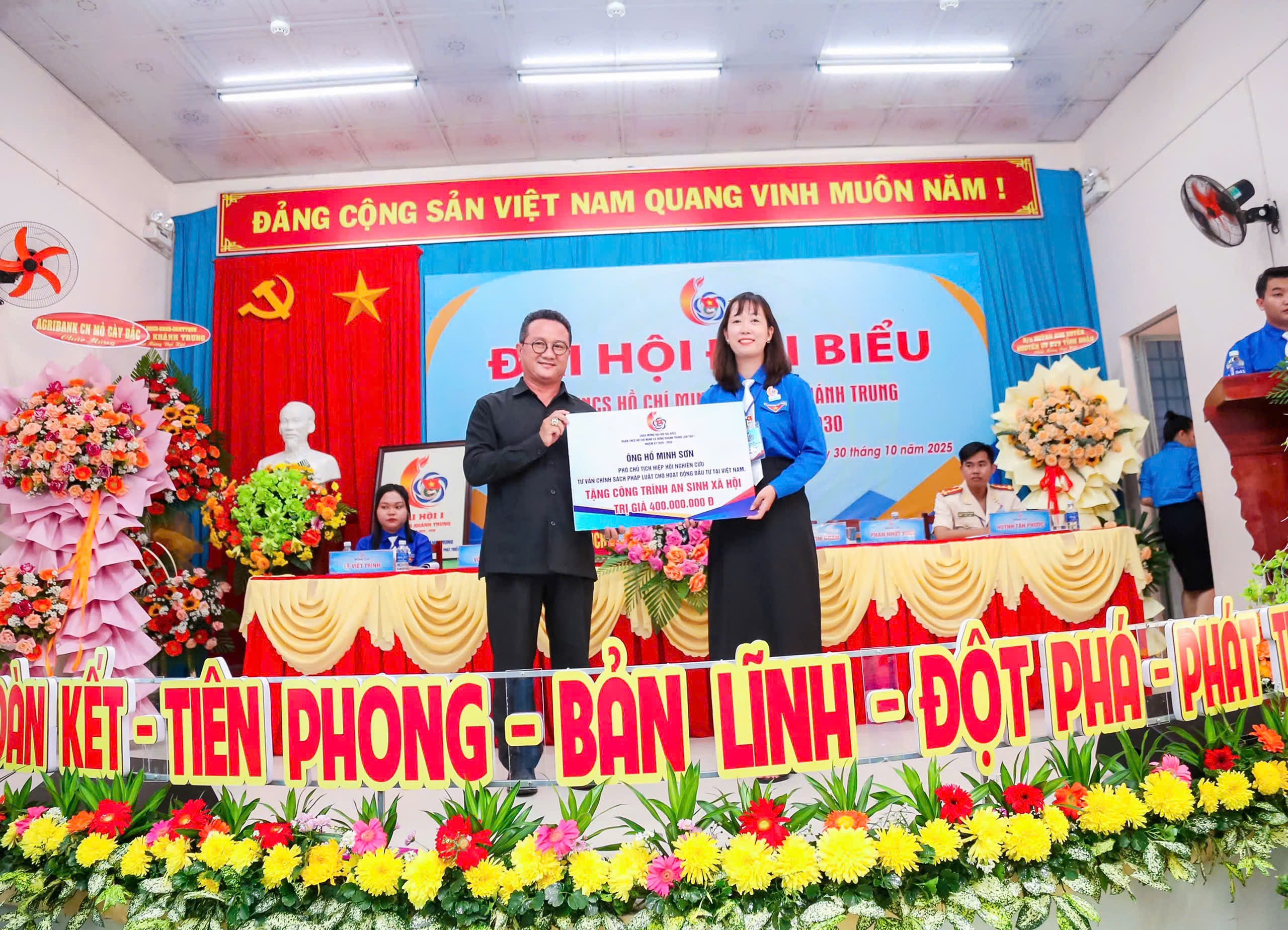 Ông Hồ Minh Sơn – UVBCH Hiệp hội VCCDA, Viện trưởng Viện IMRIC trao kinh phí từ xã hội hóa của Đoàn TNCS Hồ Chí Minh xã Hưng Khánh Trung