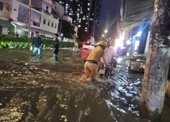 Thắm đượm nghĩa tình của tuổi trẻ Phòng Cảnh sát giao thông TPHCM hỗ trợ người dân qua vùng nước ngập