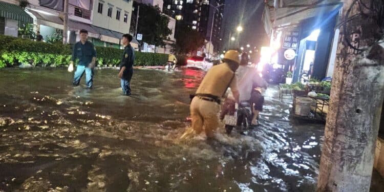 Thắm đượm nghĩa tình của tuổi trẻ Phòng Cảnh sát giao thông TPHCM hỗ trợ người dân qua vùng nước ngập