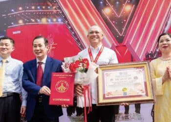 RA MẮT SÁCH ẢNH “80 NĂM – MỘT VIỆT NAM VỮNG TIN”: LAN TOẢ HÌNH ẢNH KHẮC HỌA BẢN LĨNH, KHÁT VỌNG VÀ NIỀM TIN DÂN TỘC