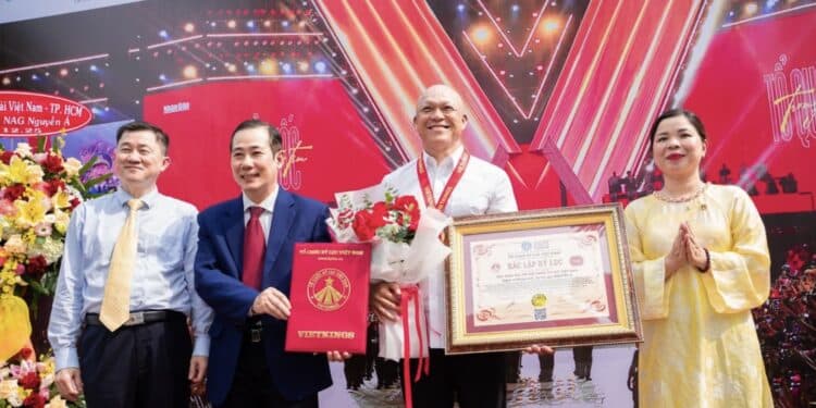 RA MẮT SÁCH ẢNH “80 NĂM – MỘT VIỆT NAM VỮNG TIN”: LAN TOẢ HÌNH ẢNH KHẮC HỌA BẢN LĨNH, KHÁT VỌNG VÀ NIỀM TIN DÂN TỘC