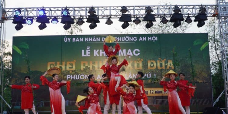 Về An Hội dạo chợ phiên, nghe hồn quê Xứ Dừa hòa cùng tiếng cồng chiêng đại ngàn