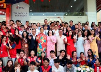 Trường Đại học Hùng Vương mang không khí Tết sớm để sinh viên trải nghiệm về văn hóa truyền thống tại “Trẩy Hội làng – Vui tết DHV 2026”