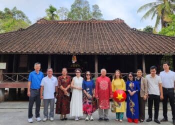 Đoàn Doanh nhân Sài Gòn và Hội đồng họ Mai dâng hương tưởng nhớ Chủ tịch Tôn Đức Thắng